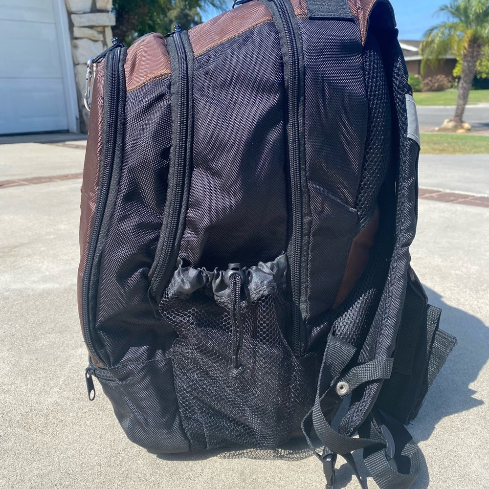 Solar Powered Backpack - Picture 2 of 11